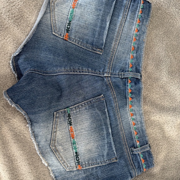 Mudd brand women’s jean shorts - Picture 2 of 3